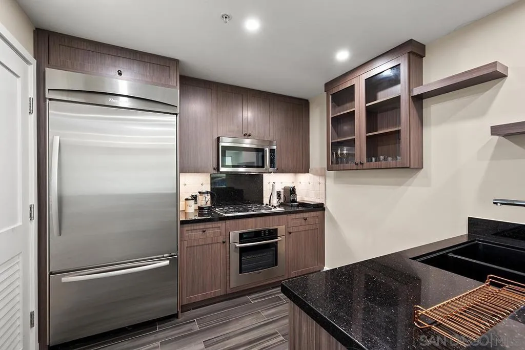 700 W E 3604, San Diego, California 92101 home-pic-15