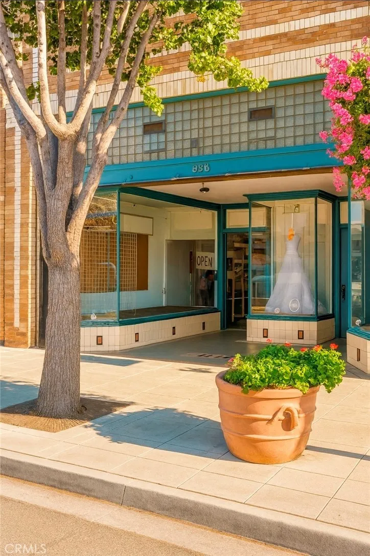 938 E Main St