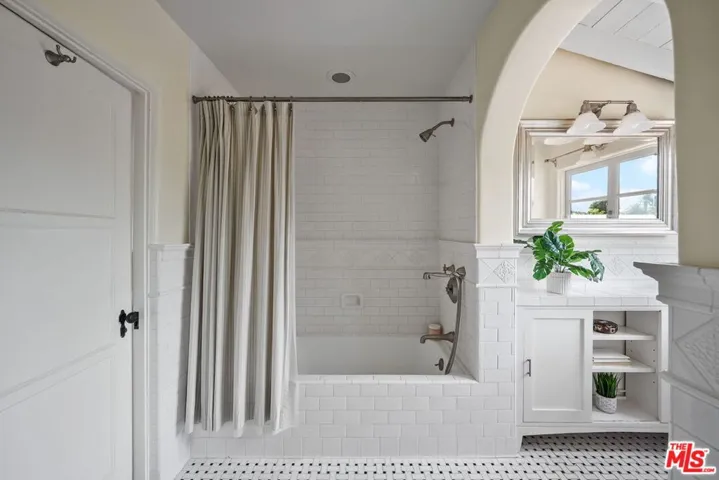 1308 San Vicente Boulevard, Santa Monica, California 90402