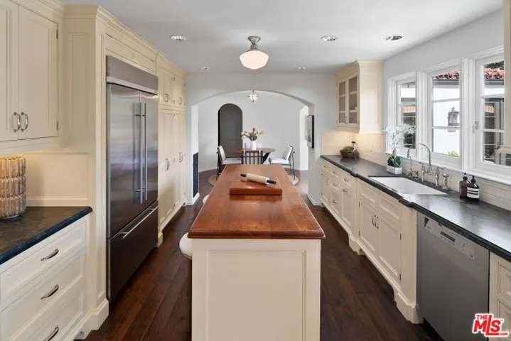 1308 San Vicente Boulevard, Santa Monica, California 90402