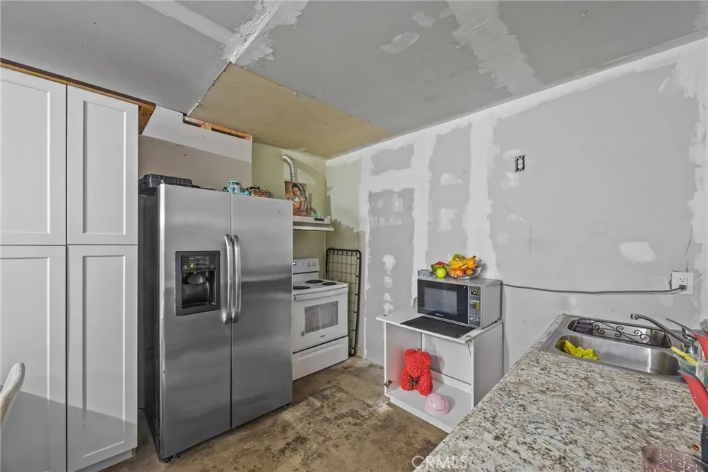 13288 13288 Choco Road, Apple Valley, California 92308 home-pic-32