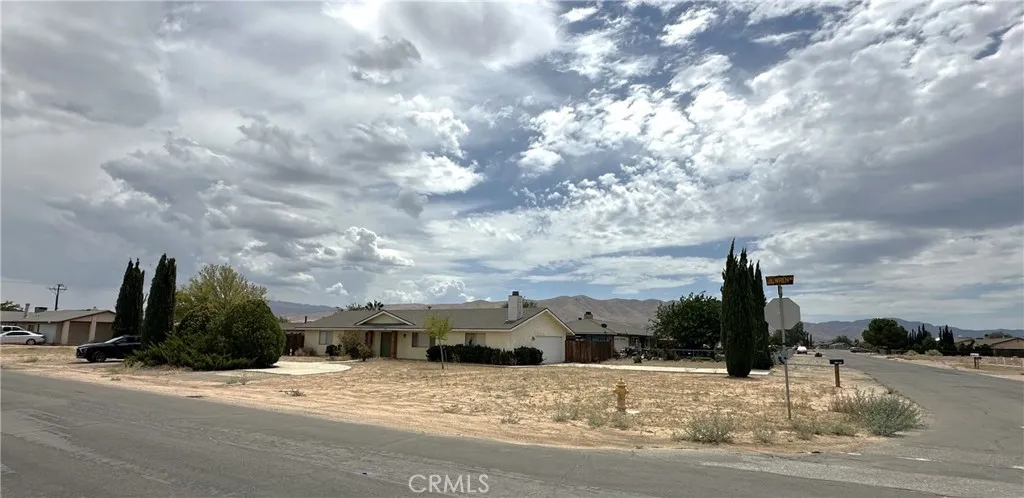 20489 20489 Wren, Apple Valley, California 92308 home-pic-2