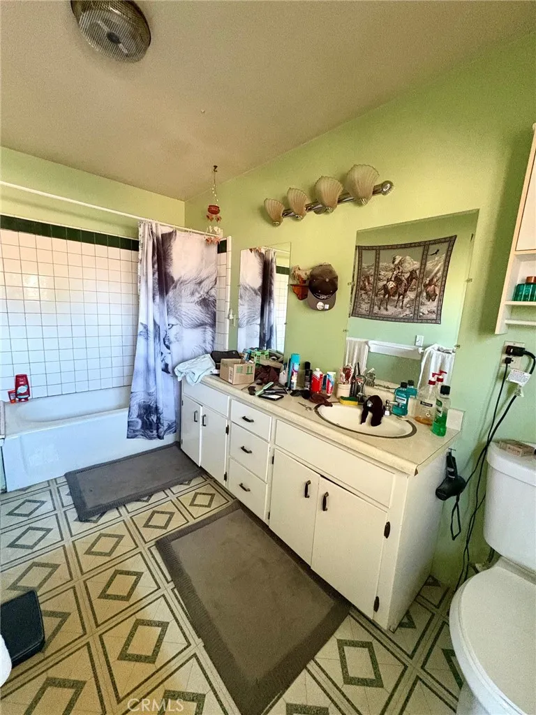 11516 11516 Oakwood Avenue, Hesperia, California 92345 home-pic-8