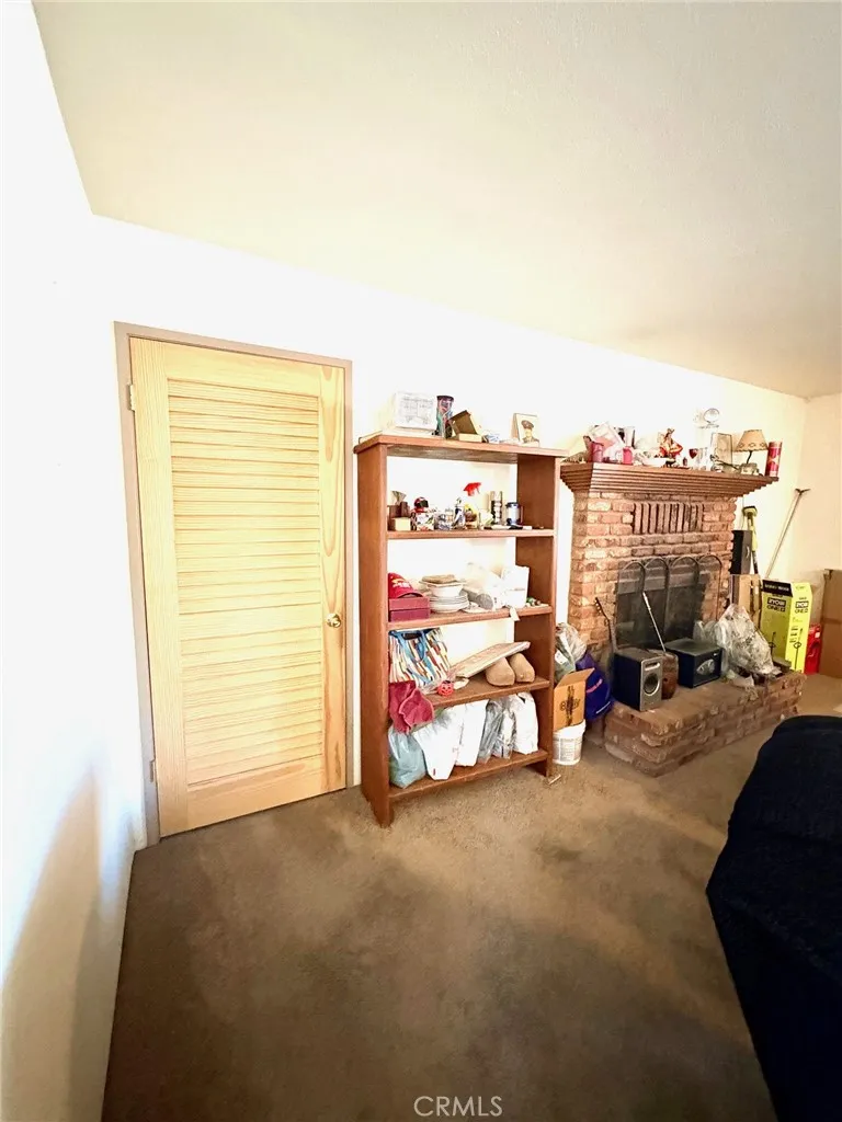 11516 11516 Oakwood Avenue, Hesperia, California 92345 home-pic-4