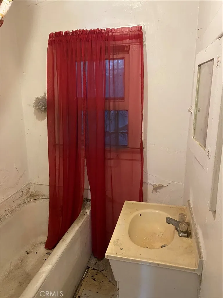 447 W 67th, Los Angeles, California 90003 home-pic-11