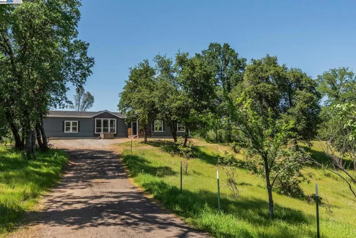 21679 Squaw Grass Trail, Redding, California 96003
