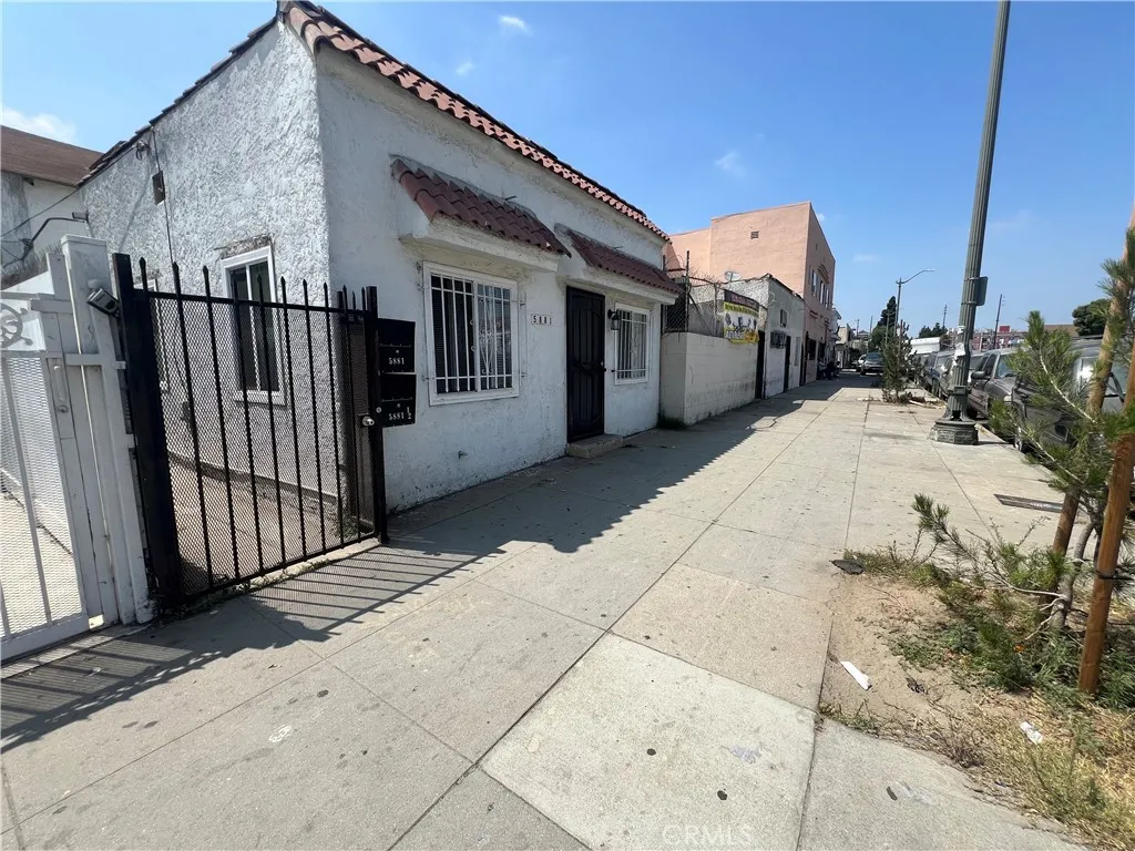 5881 S Broadway Avenue, Los Angeles, California 90003 home-pic-1