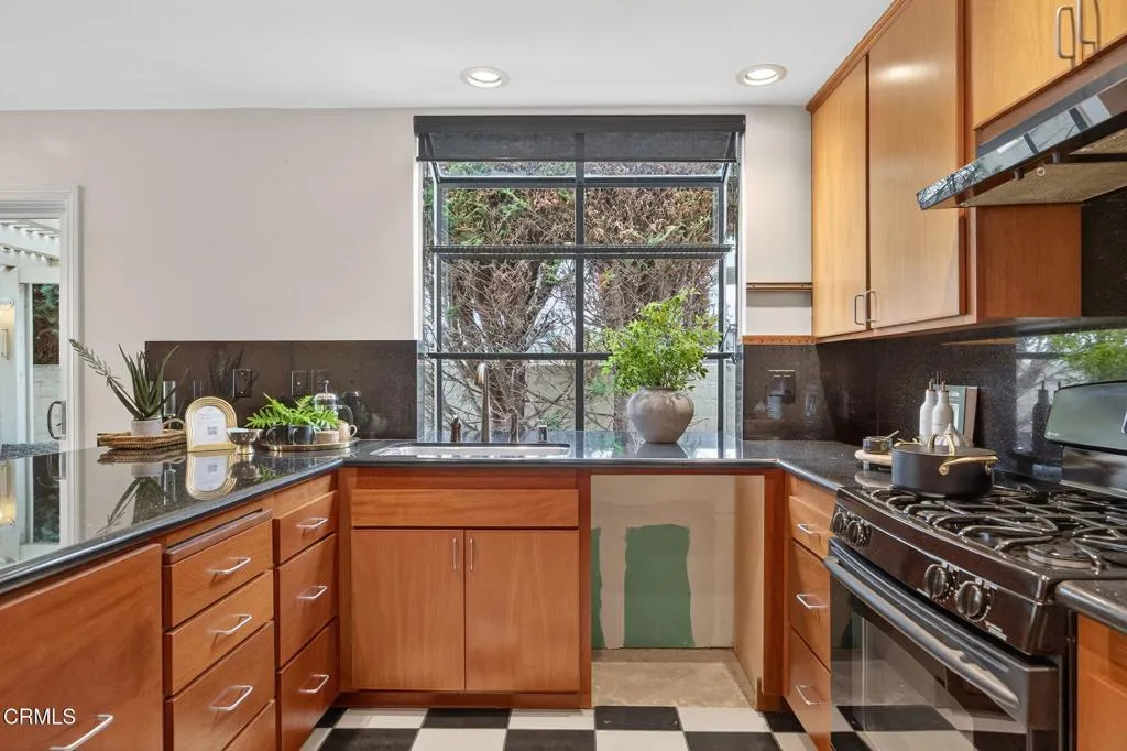 628 Sapphire Avenue, Ventura, California 93004 home-pic-3