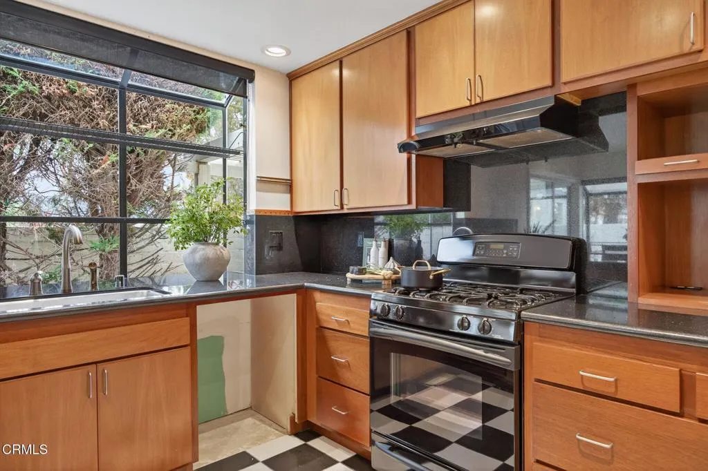 628 Sapphire Avenue, Ventura, California 93004 home-pic-15