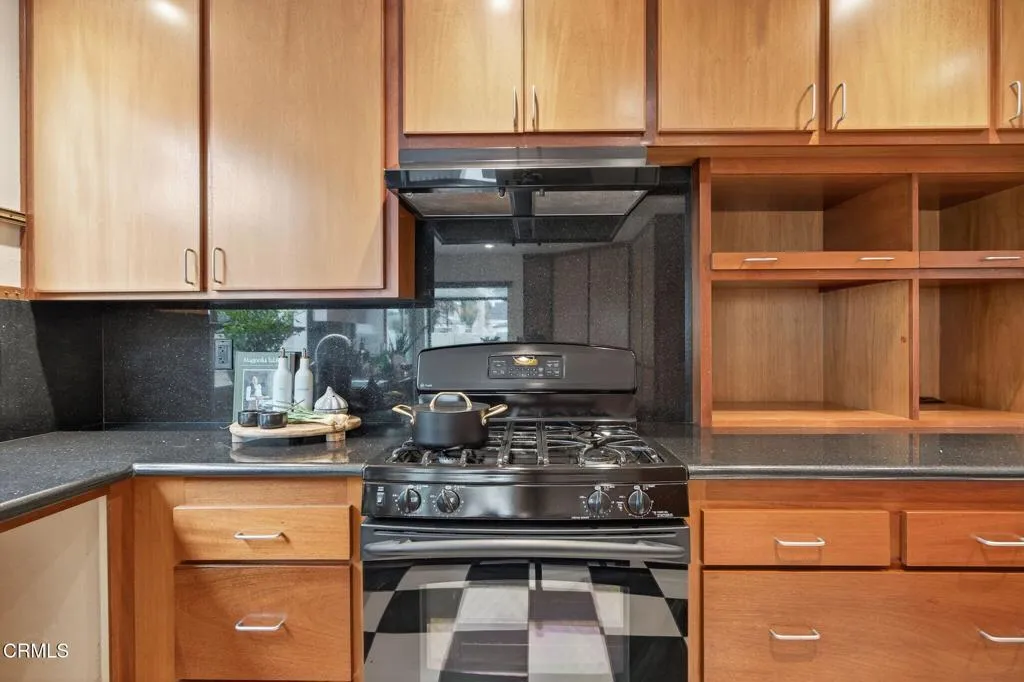 628 Sapphire Avenue, Ventura, California 93004 home-pic-16