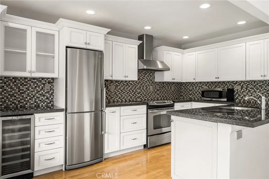 6004 Bixby Village Drive 21, Long Beach, California 90803 home-pic-2