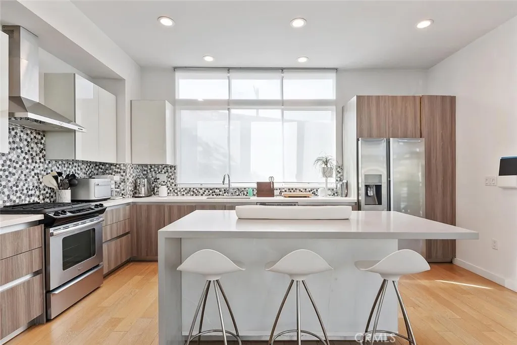 6736 W Hepburn Way, Los Angeles, California 90038 home-pic-11