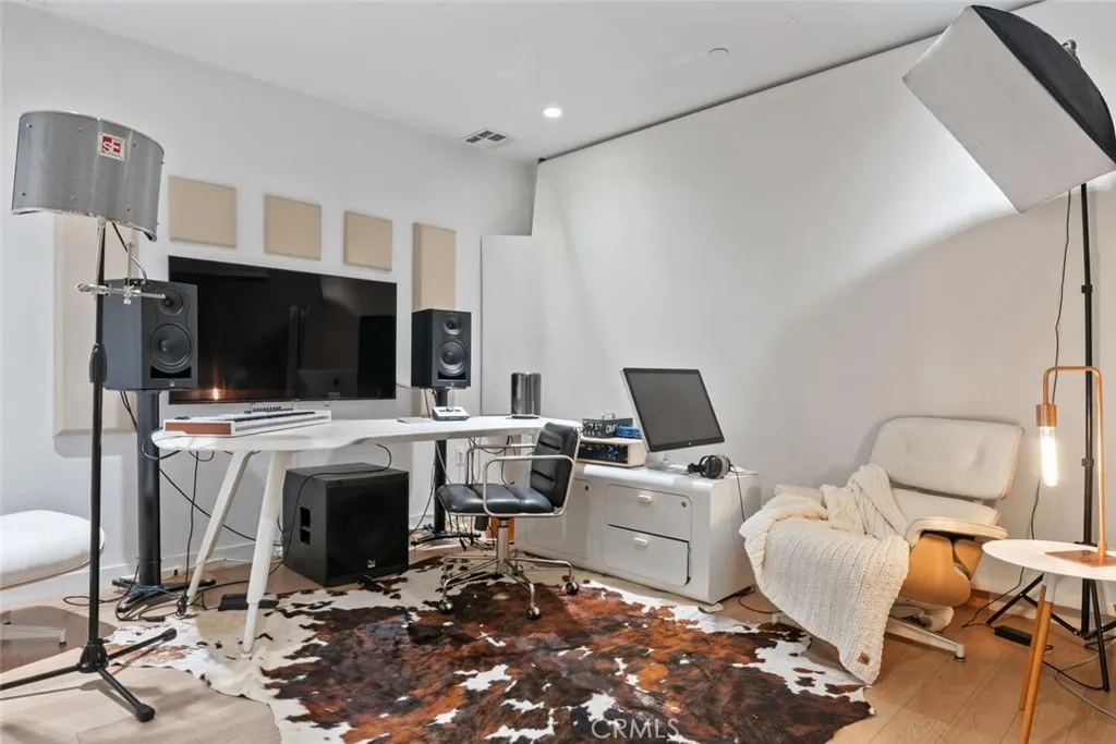 6736 W Hepburn Way, Los Angeles, California 90038 home-pic-25