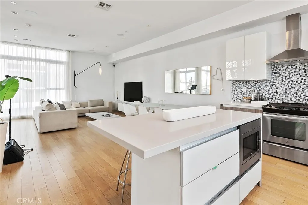 6736 W Hepburn Way, Los Angeles, California 90038 home-pic-14