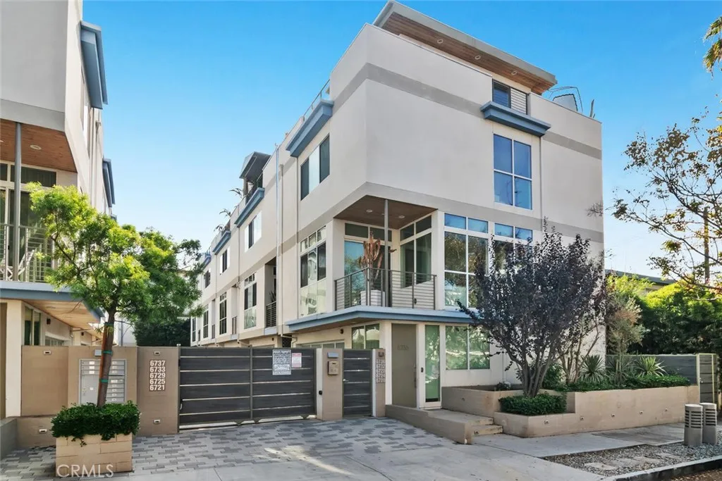 6736 W Hepburn Way, Los Angeles, California 90038 home-pic-0