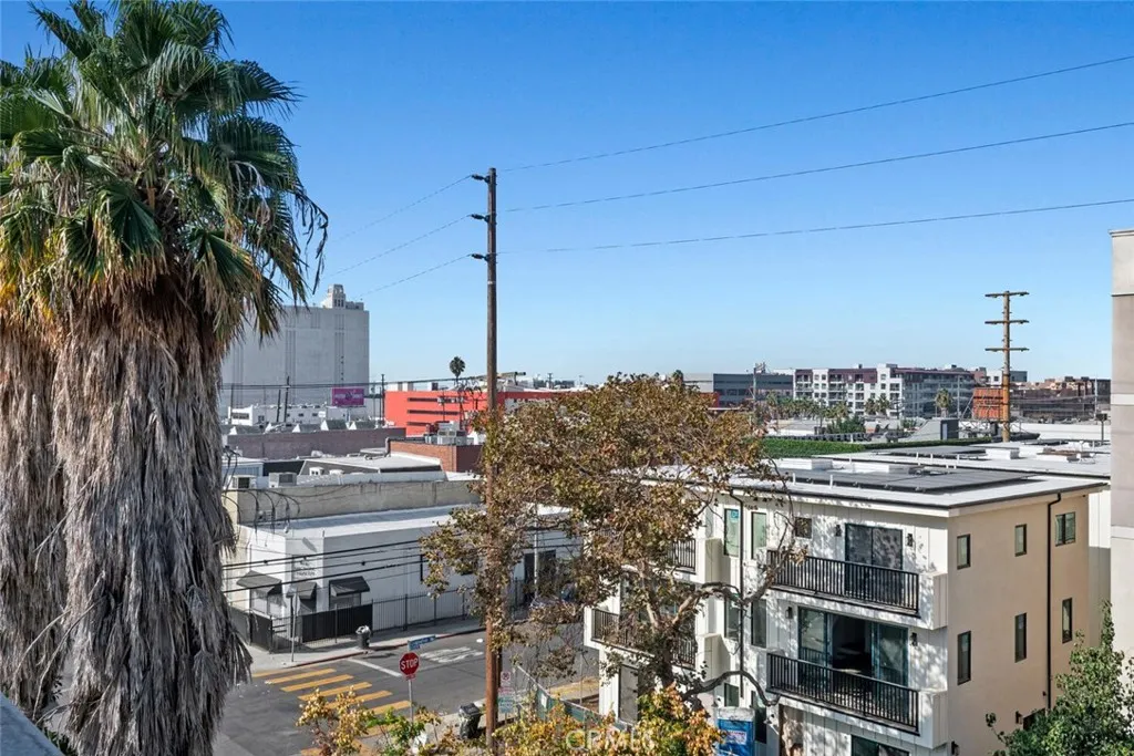 6736 W Hepburn Way, Los Angeles, California 90038 home-pic-37