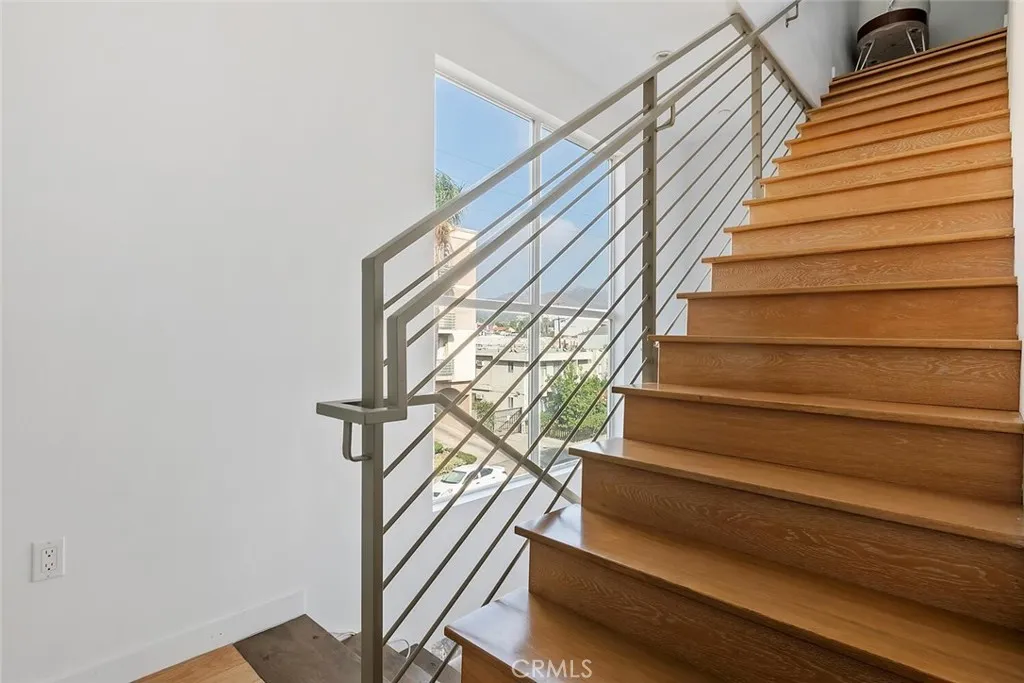 6736 W Hepburn Way, Los Angeles, California 90038 home-pic-32