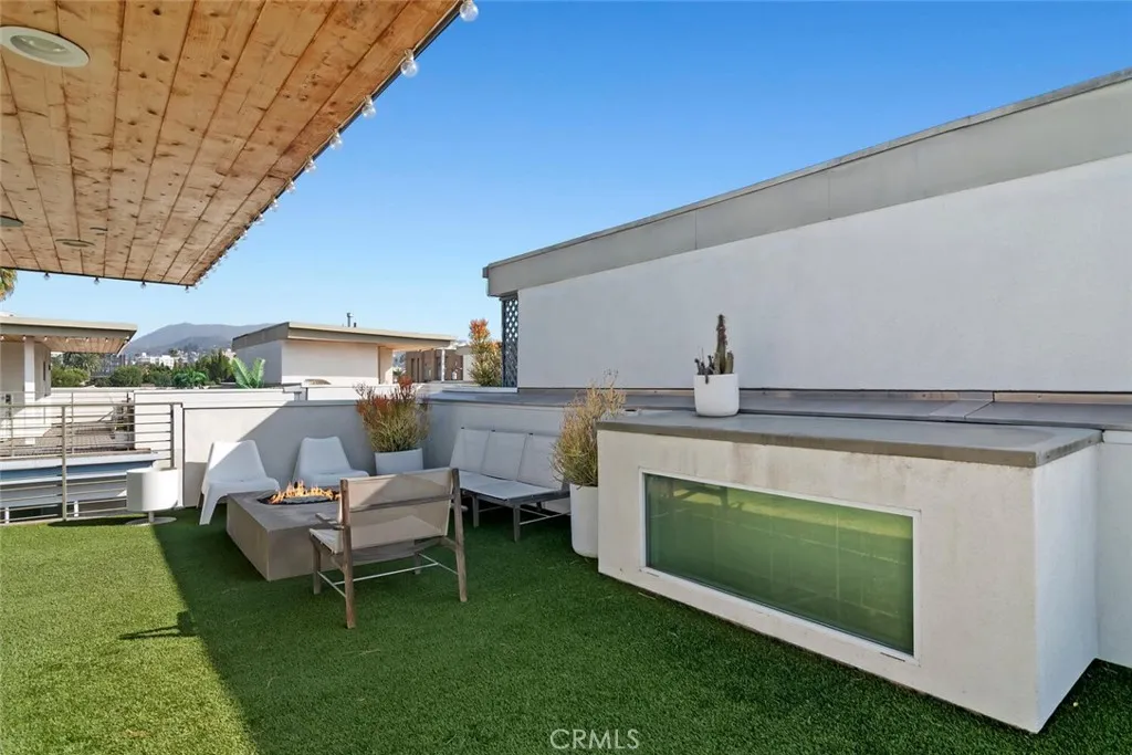 6736 W Hepburn Way, Los Angeles, California 90038 home-pic-35