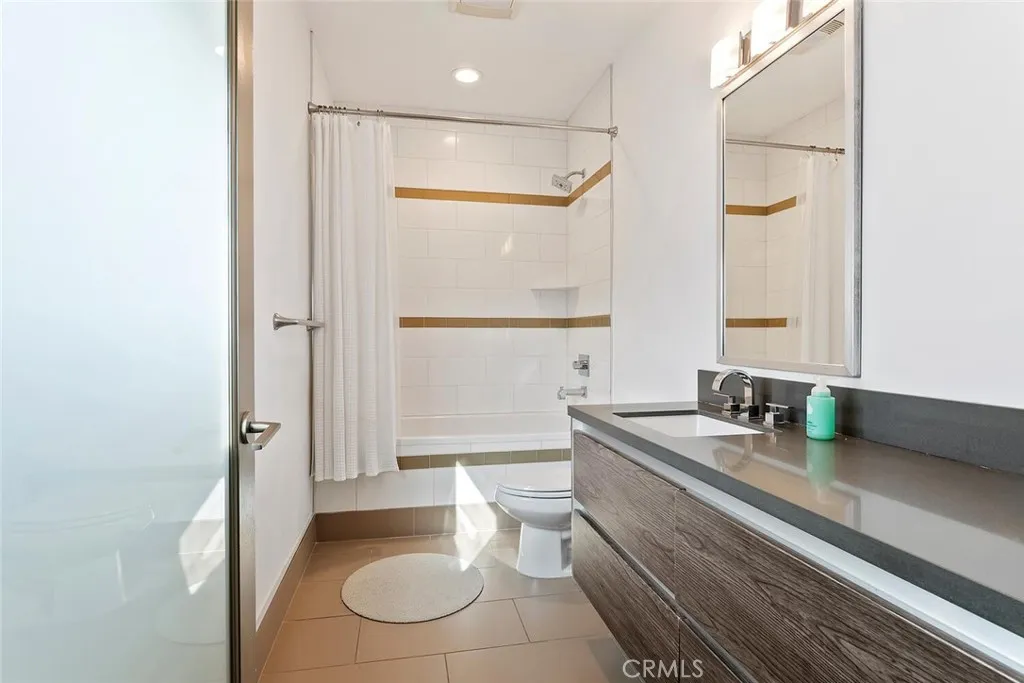 6736 W Hepburn Way, Los Angeles, California 90038 home-pic-24