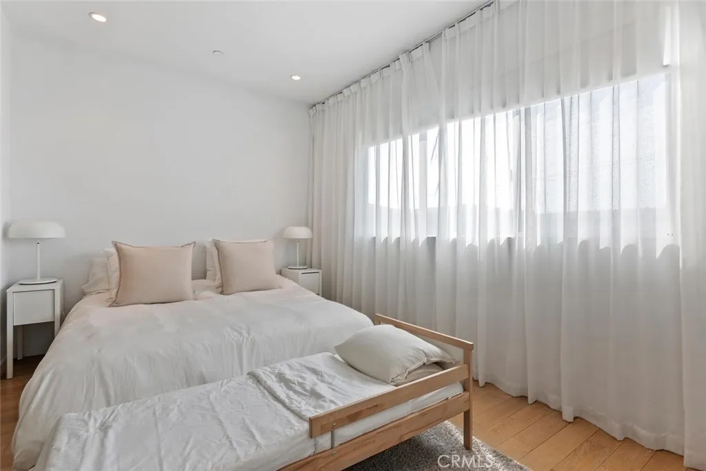 6736 W Hepburn Way, Los Angeles, California 90038 home-pic-22