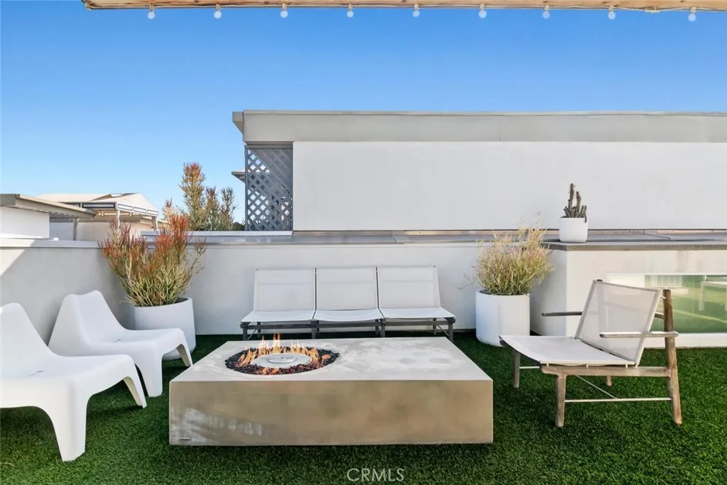 6736 W Hepburn Way, Los Angeles, California 90038 home-pic-33
