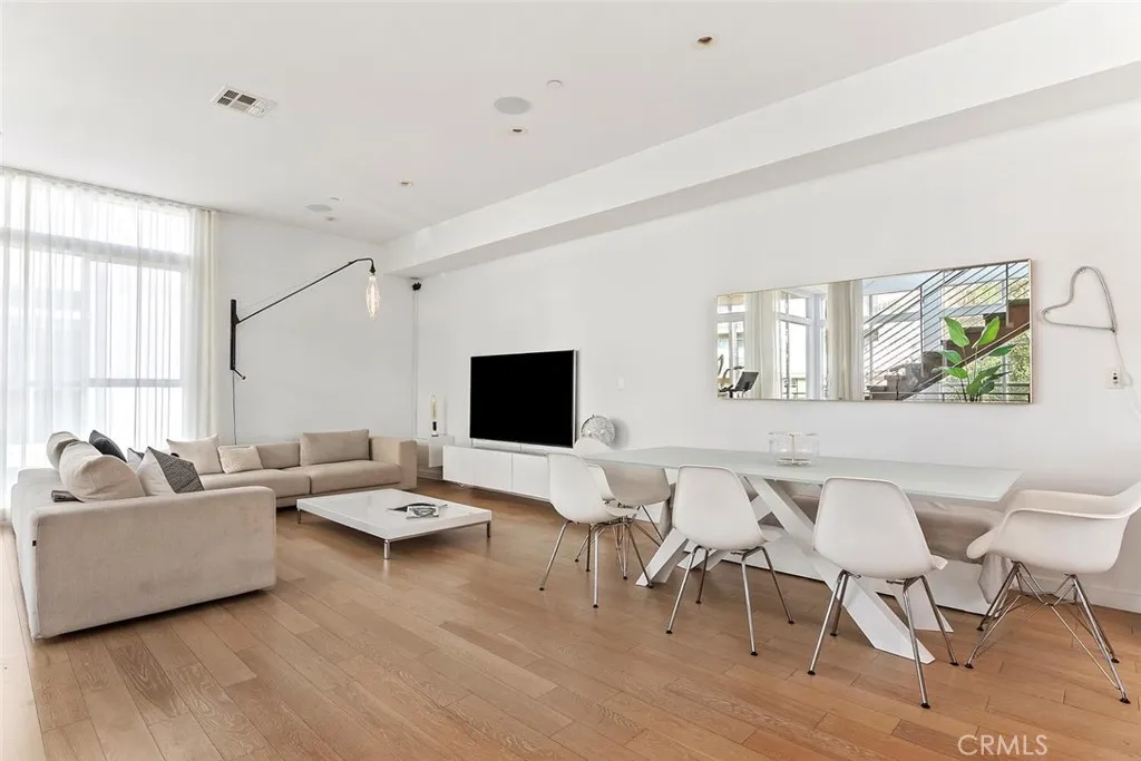 6736 W Hepburn Way, Los Angeles, California 90038 home-pic-6
