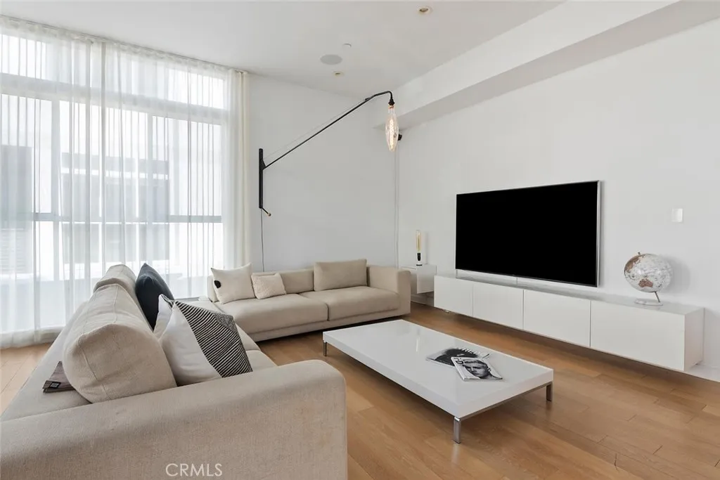 6736 W Hepburn Way, Los Angeles, California 90038 home-pic-8