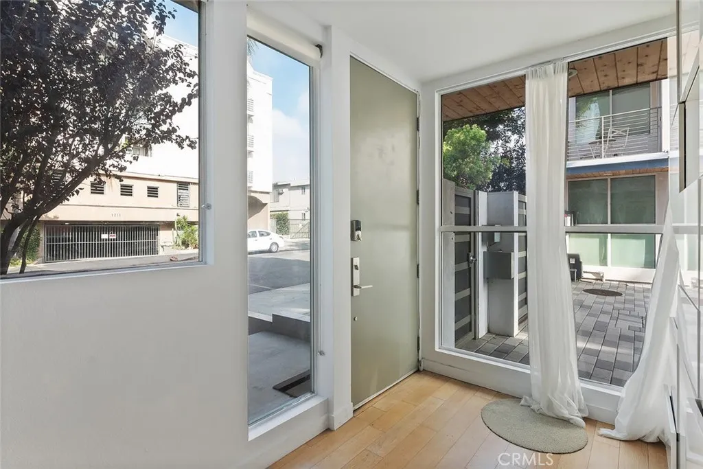 6736 W Hepburn Way, Los Angeles, California 90038 home-pic-2