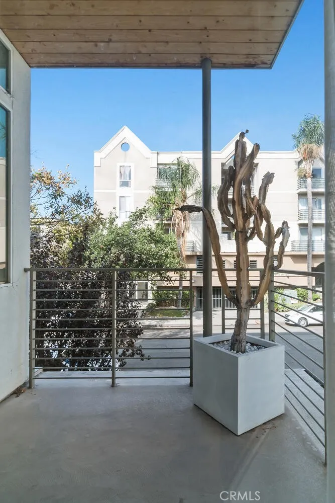 6736 W Hepburn Way, Los Angeles, California 90038 home-pic-29