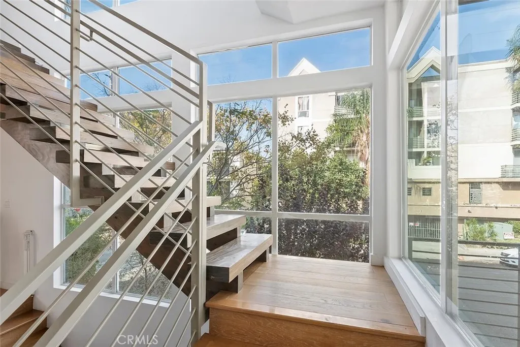 6736 W Hepburn Way, Los Angeles, California 90038 home-pic-17