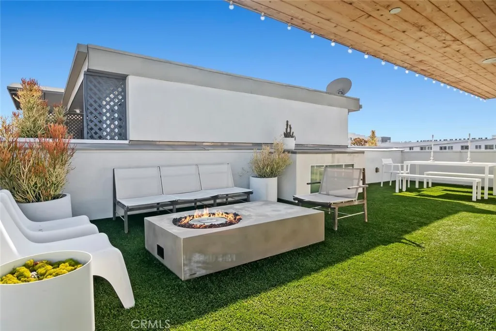 6736 W Hepburn Way, Los Angeles, California 90038 home-pic-34