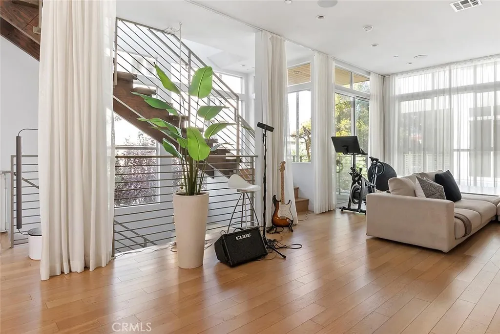 6736 W Hepburn Way, Los Angeles, California 90038 home-pic-5