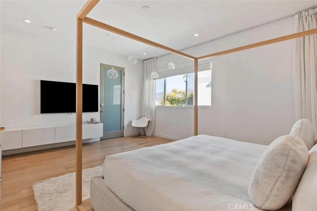 6736 W Hepburn Way, Los Angeles, California 90038 home-pic-20