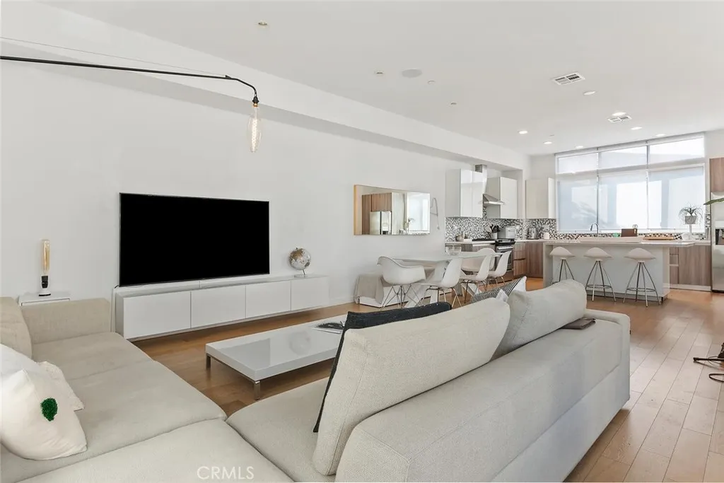 6736 W Hepburn Way, Los Angeles, California 90038 home-pic-9