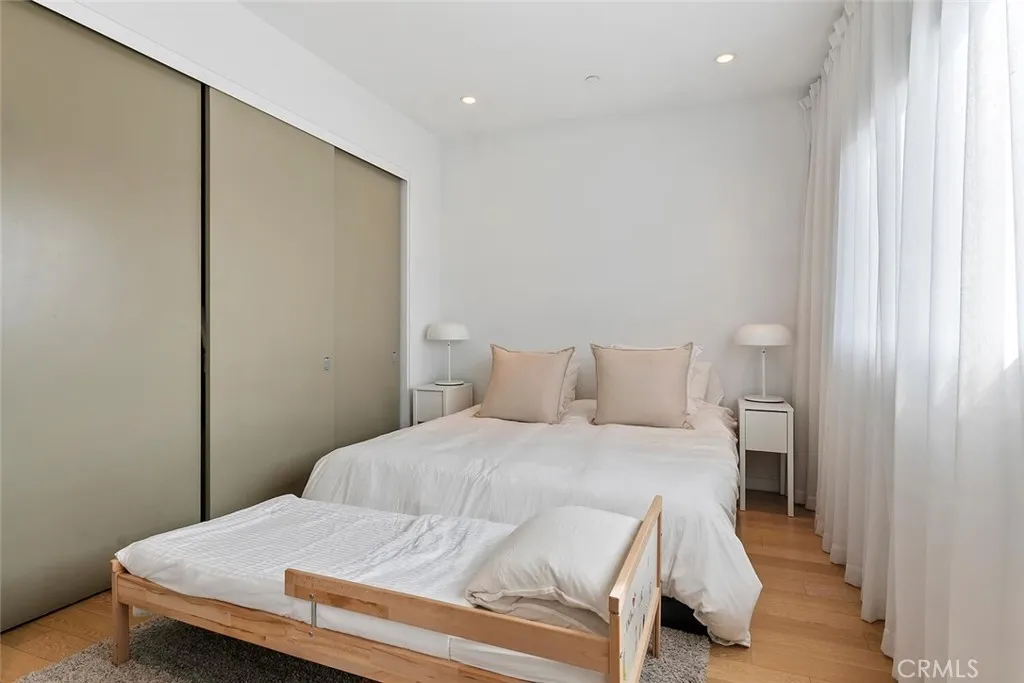 6736 W Hepburn Way, Los Angeles, California 90038 home-pic-23