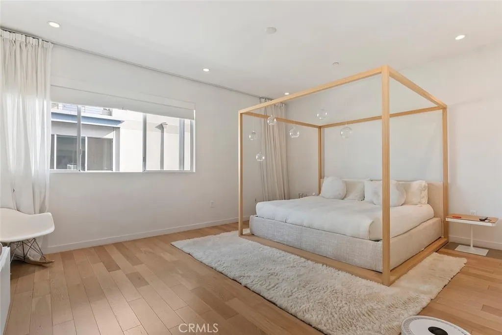 6736 W Hepburn Way, Los Angeles, California 90038 home-pic-18
