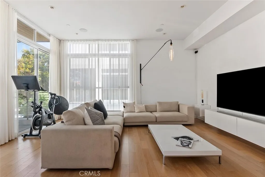 6736 W Hepburn Way, Los Angeles, California 90038 home-pic-7