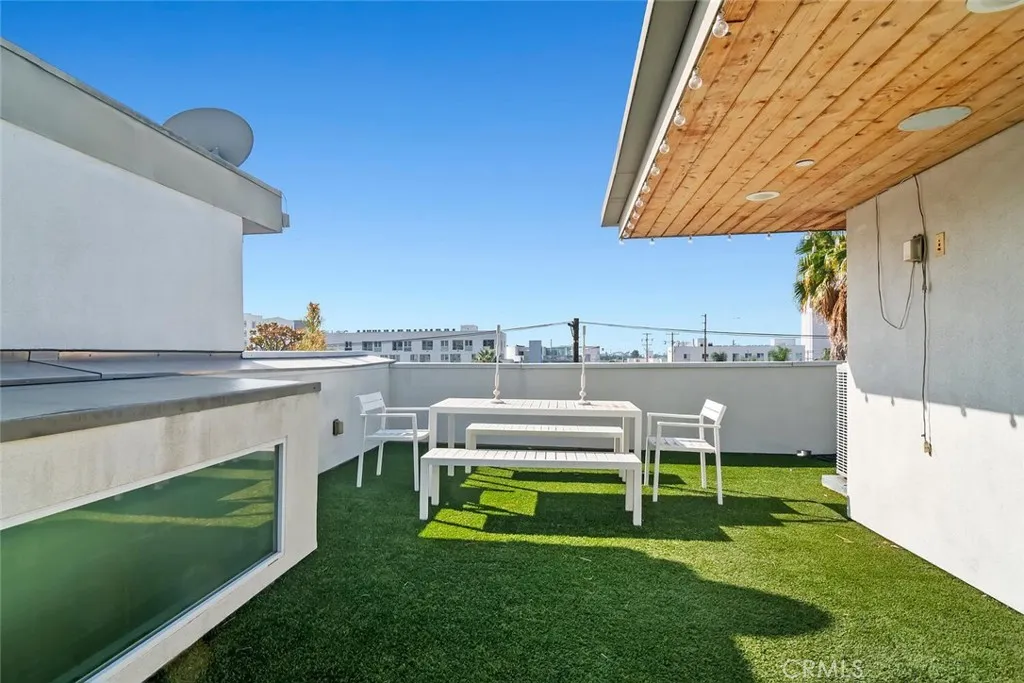6736 W Hepburn Way, Los Angeles, California 90038 home-pic-36