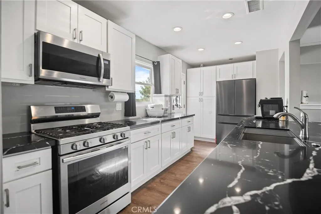1555 Toluca Dr, San Bernardino, California 92404 home-pic-5