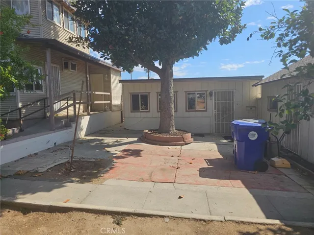 Middle detached building @ 300 sq ft