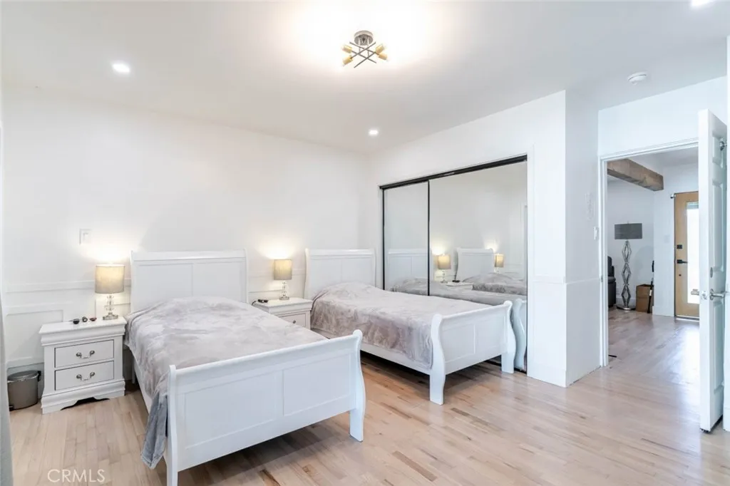7459 Sylmar Avenue, Van Nuys, California 91405 home-pic-17