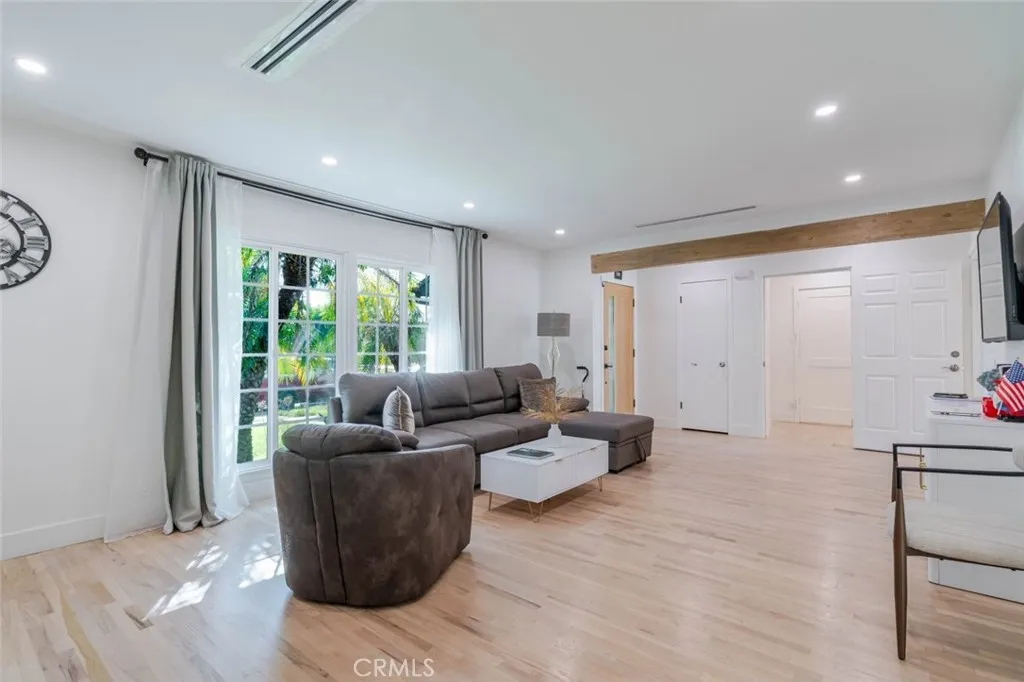 7459 Sylmar Avenue, Van Nuys, California 91405 home-pic-5