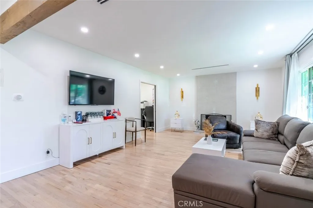 7459 Sylmar Avenue, Van Nuys, California 91405 home-pic-3