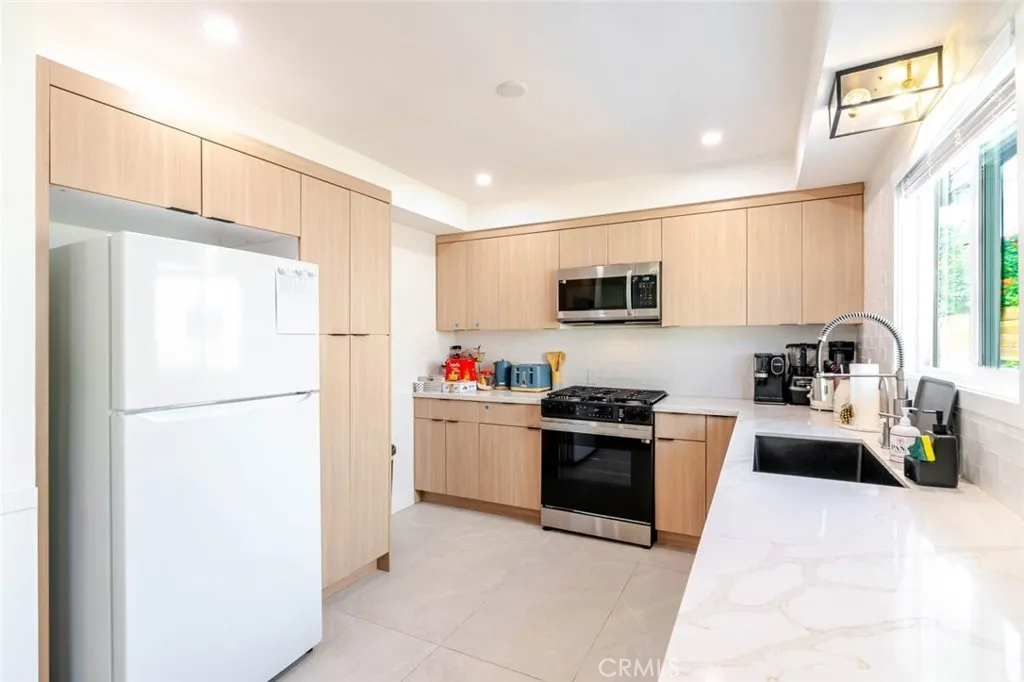 7459 Sylmar Avenue, Van Nuys, California 91405 home-pic-10