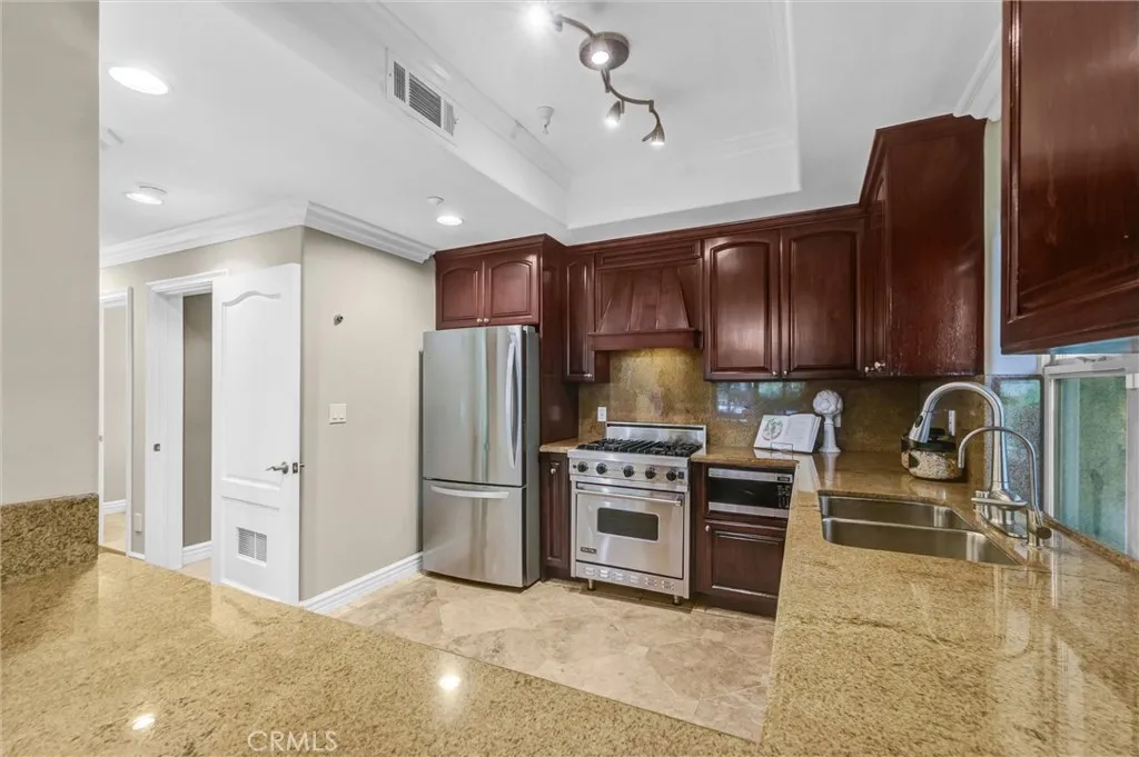 1741 S Bentley Avenue S 1, Los Angeles, California 90025 home-pic-8