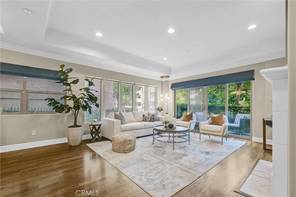 1741 S Bentley Avenue S 1, Los Angeles, California 90025 home-pic-2