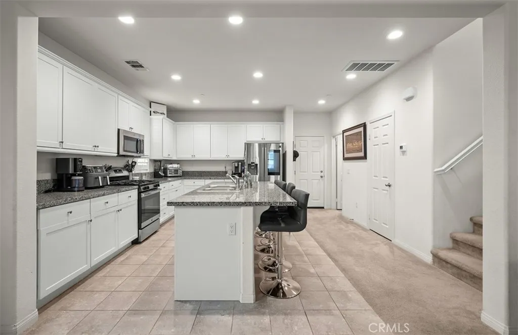 646 S Fillmore Avenue, Rialto, California 92376 home-pic-6