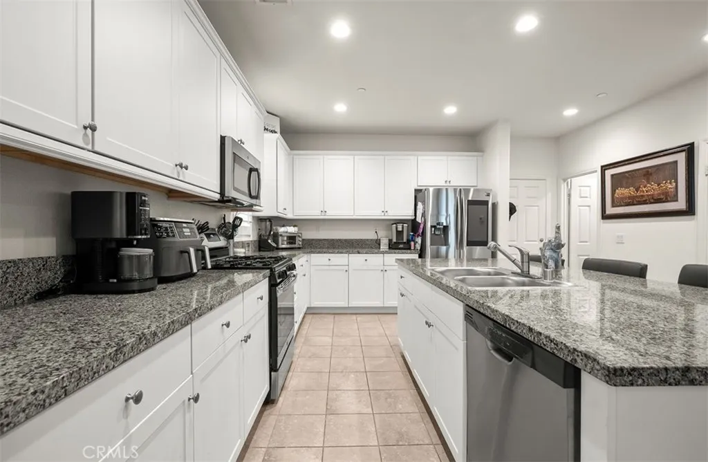 646 S Fillmore Avenue, Rialto, California 92376 home-pic-9