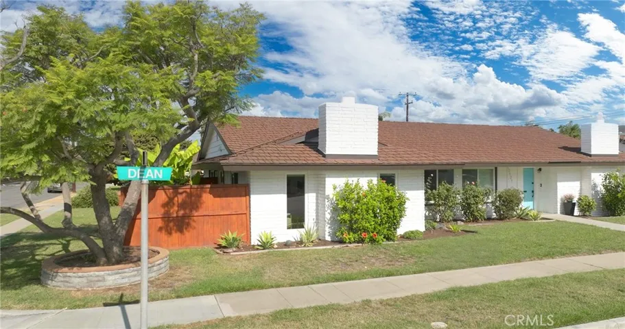 Neighbors with the same floorplan have enclosed the side yard out to the sidewalk