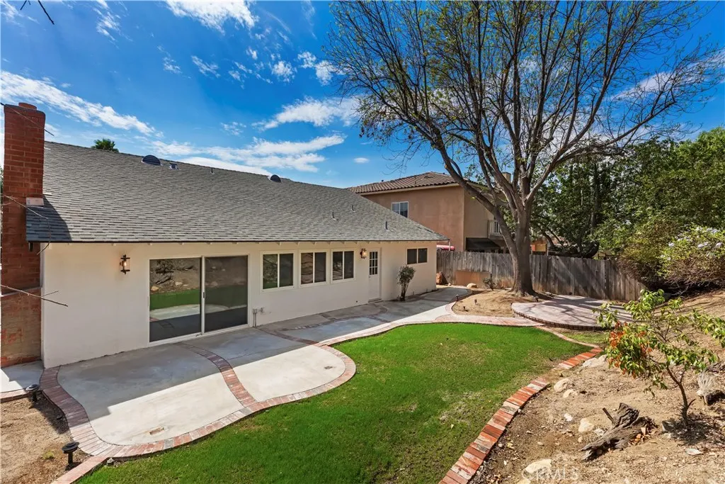 1507 Mariposa Drive, Corona, California 92879 home-pic-25